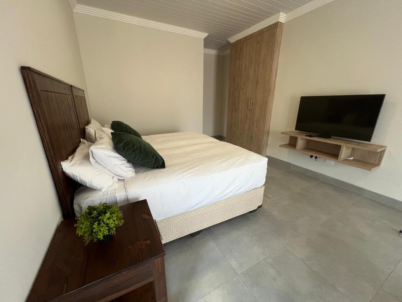 Camelot Guest House&Apartments Potchefstroom Extérieur photo