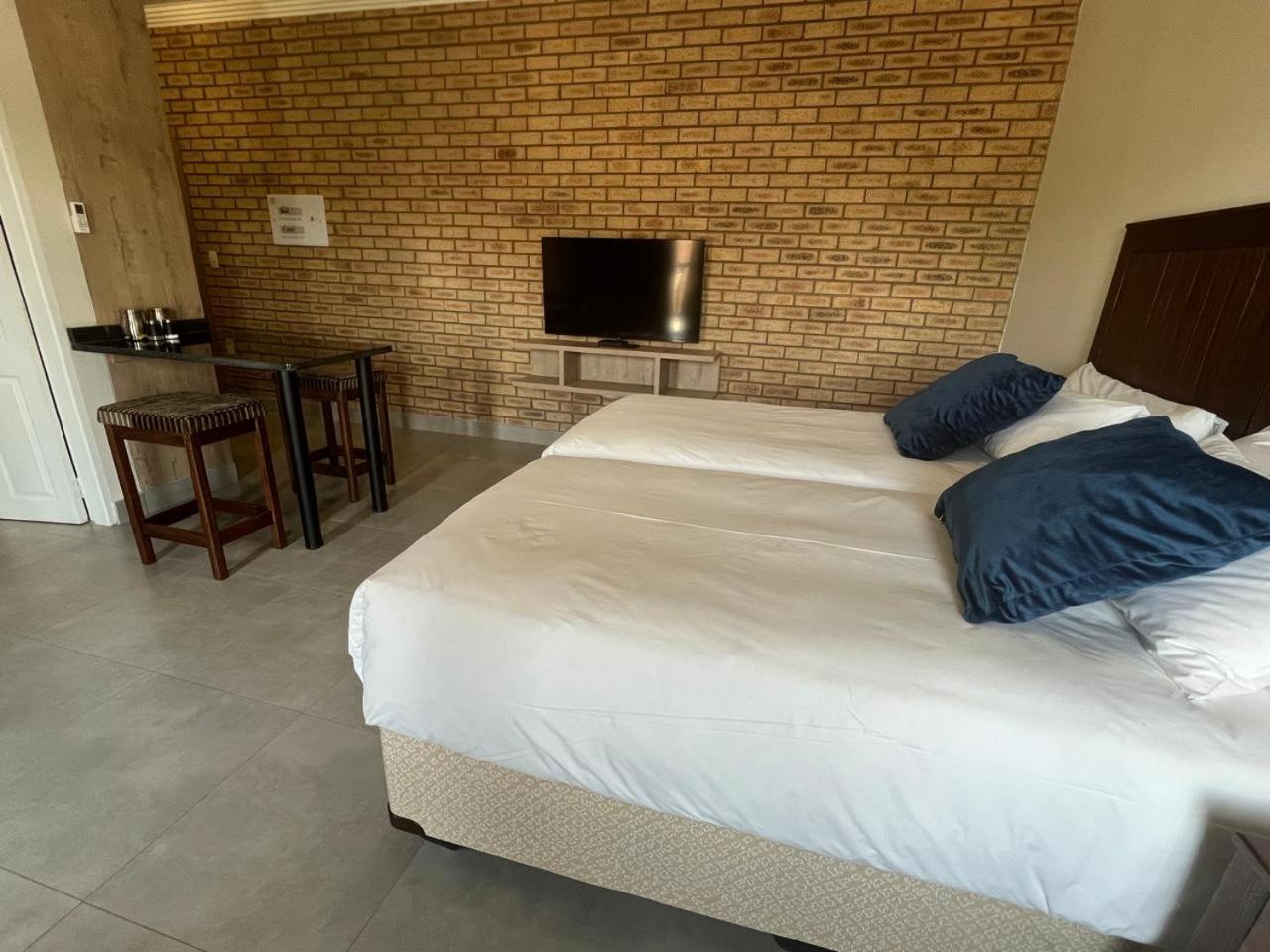 Camelot Guest House&Apartments Potchefstroom Extérieur photo