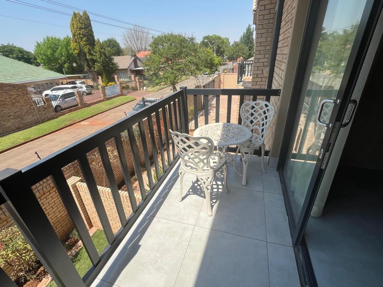 Camelot Guest House&Apartments Potchefstroom Extérieur photo