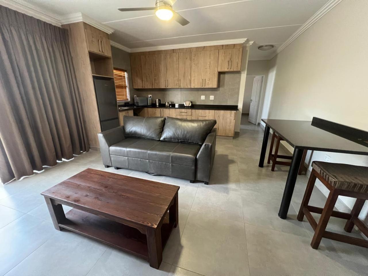 Camelot Guest House&Apartments Potchefstroom Extérieur photo